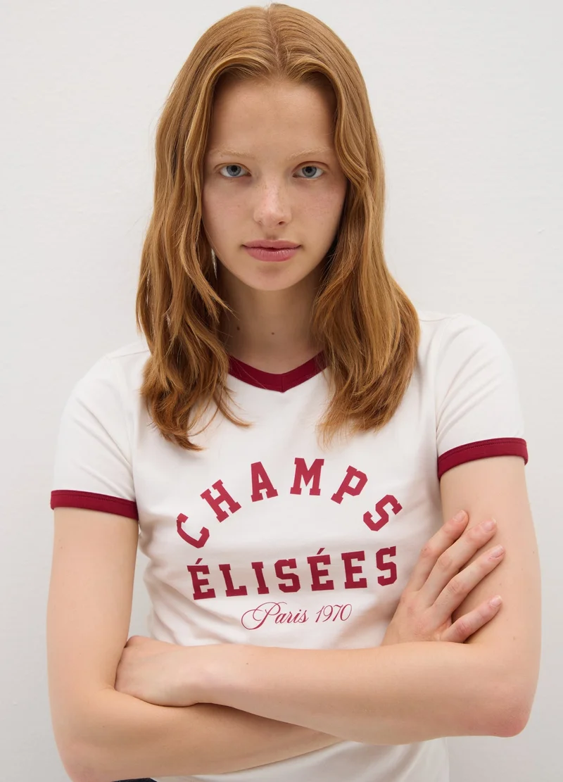 او في اس تيشيرت قطن أبيض مطاطي بقصة عادية بلمسات حمراء